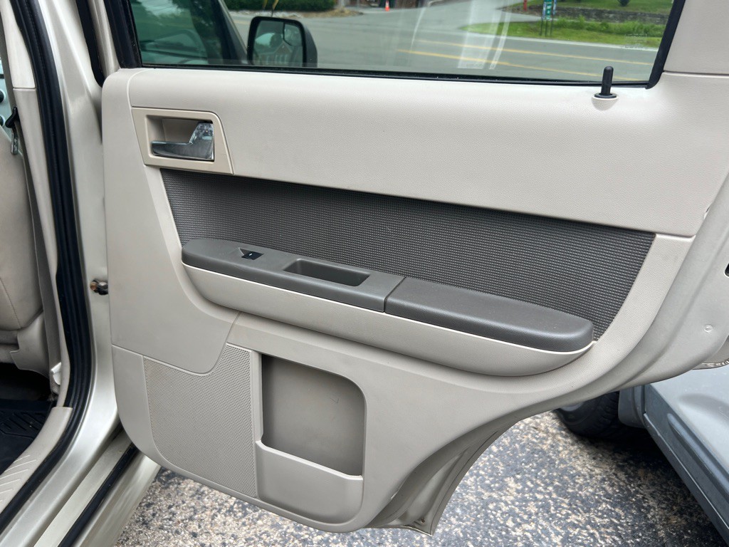 2010 Mercury Mariner Image 16