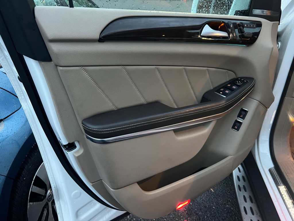 2014 Mercedes-Benz GL-Class Image 25