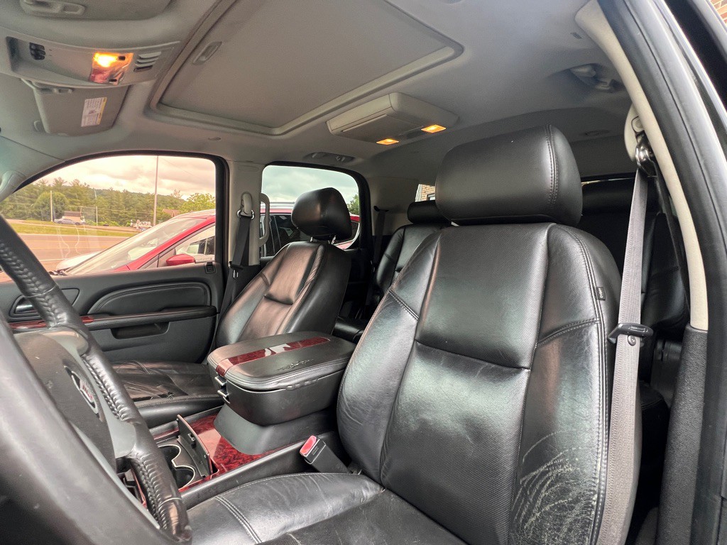2010 Cadillac Escalade Image 24