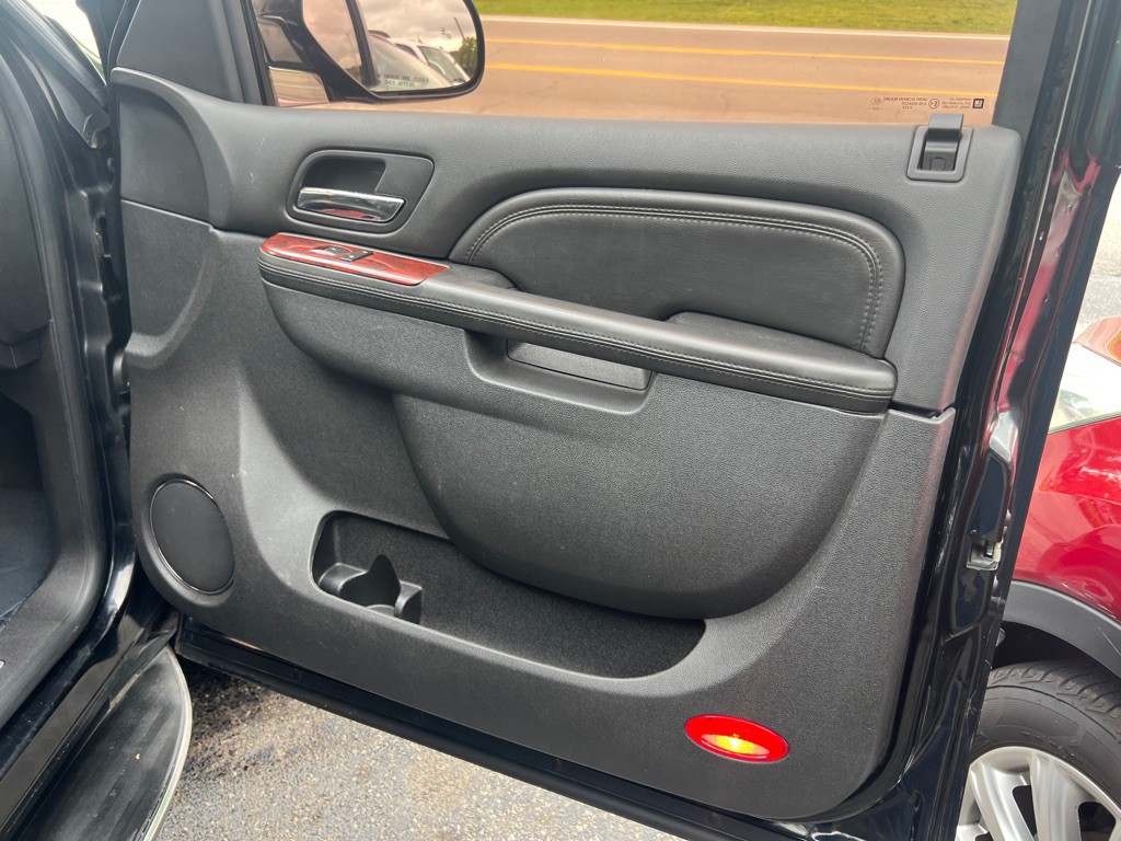 2010 Cadillac Escalade Image 32