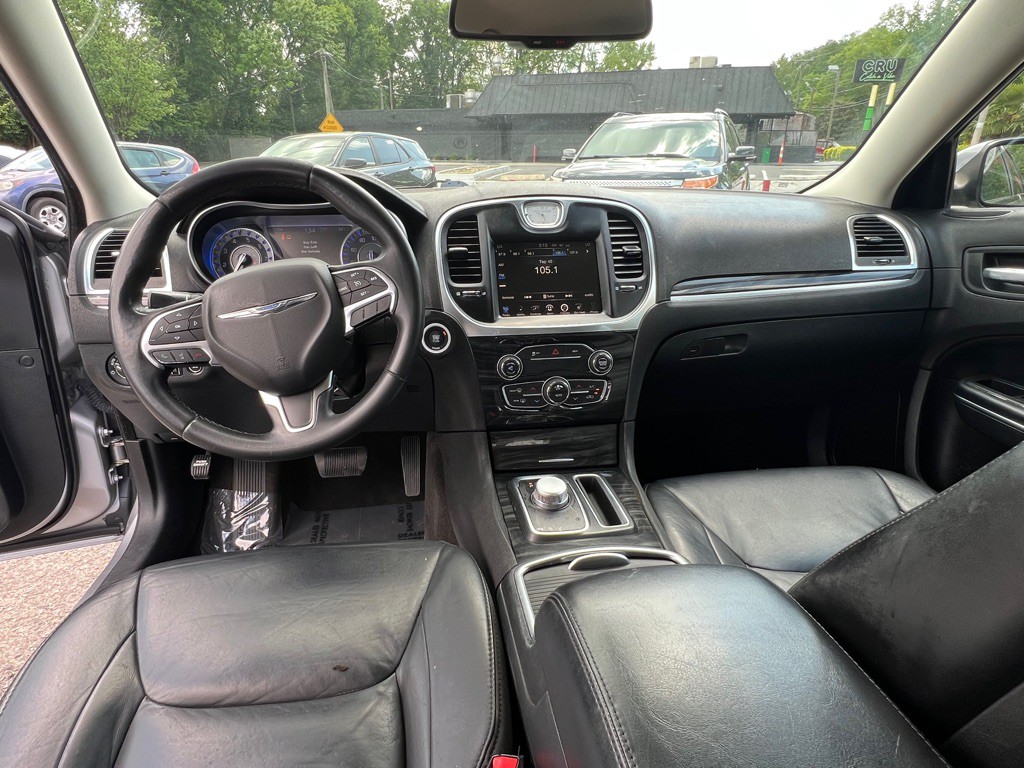 2016 Chrysler 300 Image 8