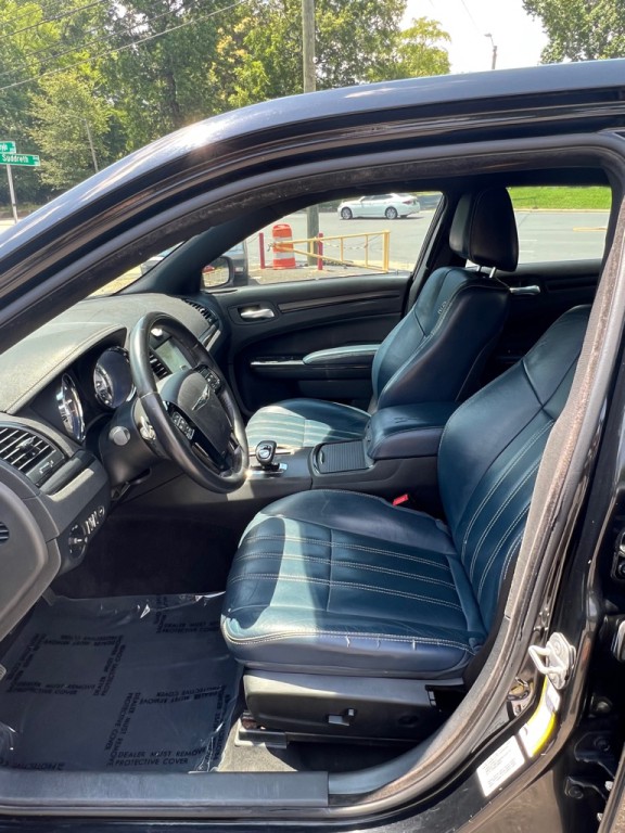 2014 Chrysler 300 Image 8