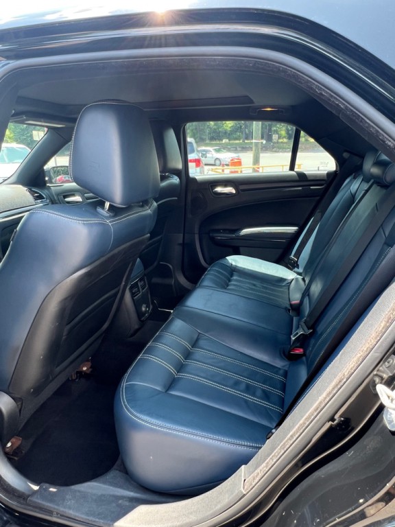 2014 Chrysler 300 Image 8