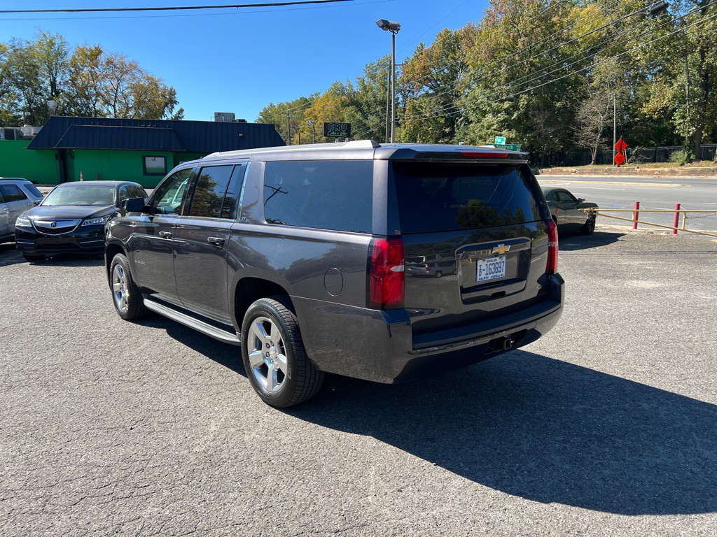 2016 Chevrolet Suburban Image 2