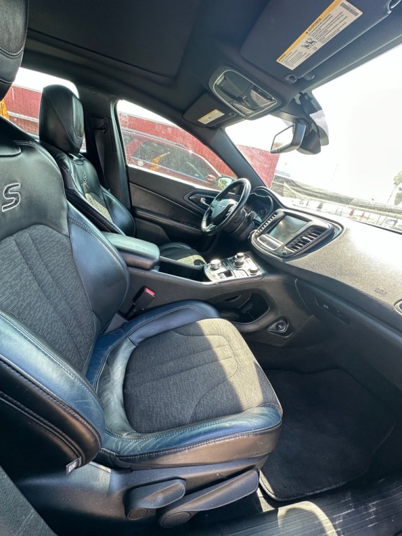 2015 Chrysler 200 Image 4