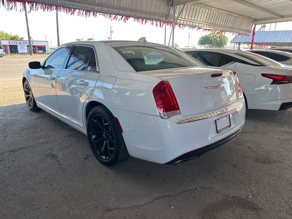 2016 Chrysler 300 Image 3