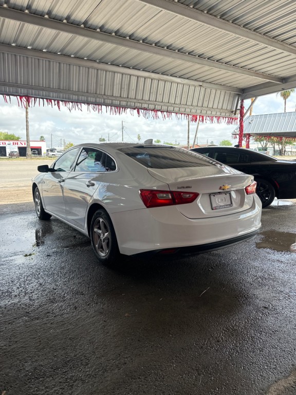 2016 Chevrolet Malibu Image 2