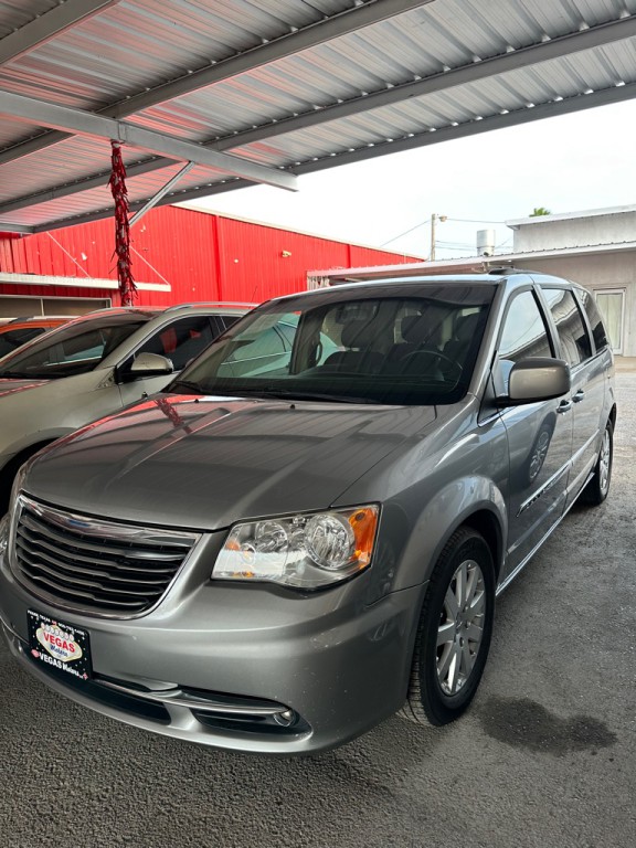 2016 Chrysler Town & Country Image 1