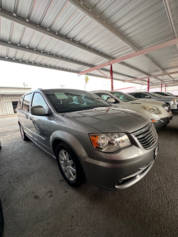 2016 Chrysler Town & Country Image 2