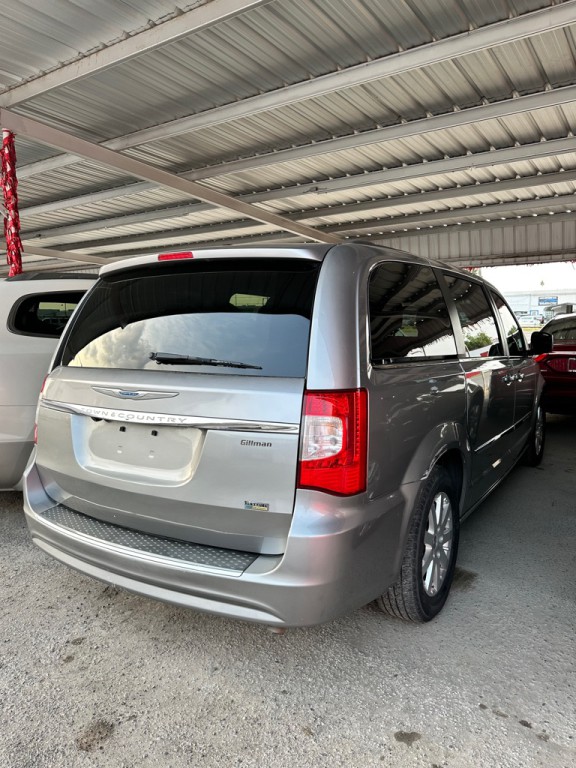 2016 Chrysler Town & Country Image 3