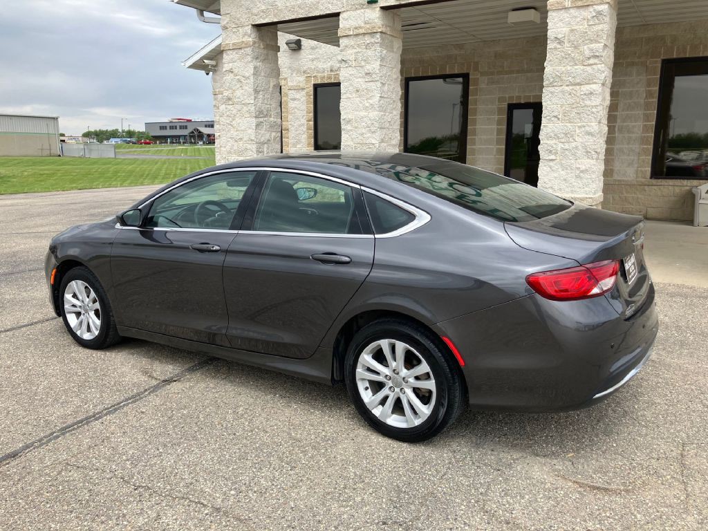 2016 Chrysler 200 Image 4
