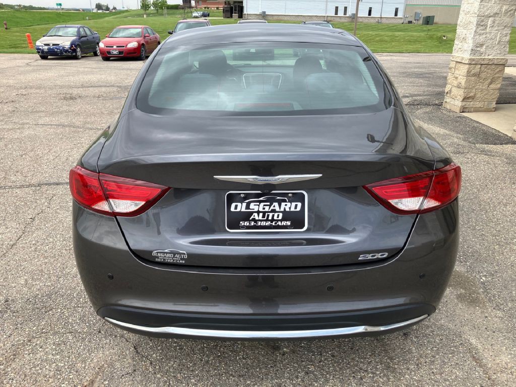 2016 Chrysler 200 Image 6