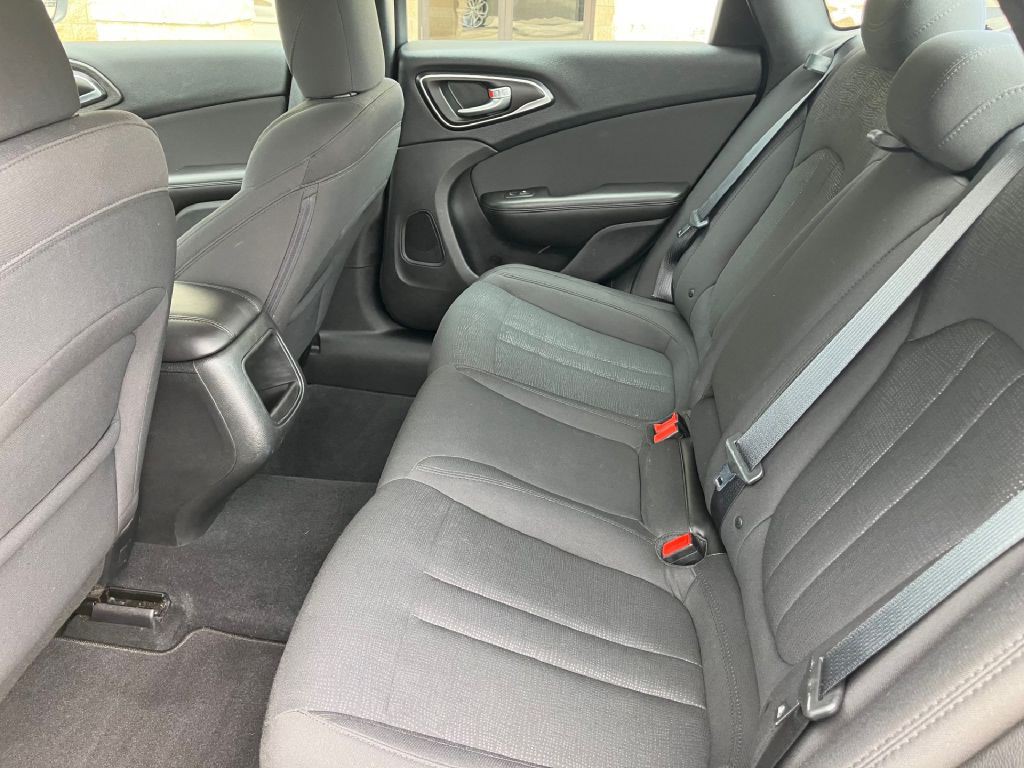2016 Chrysler 200 Image 8