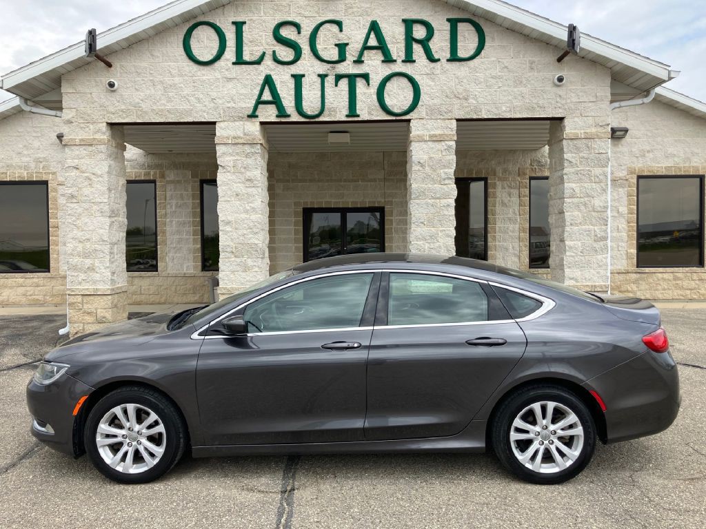 2016 Chrysler 200 Image 9
