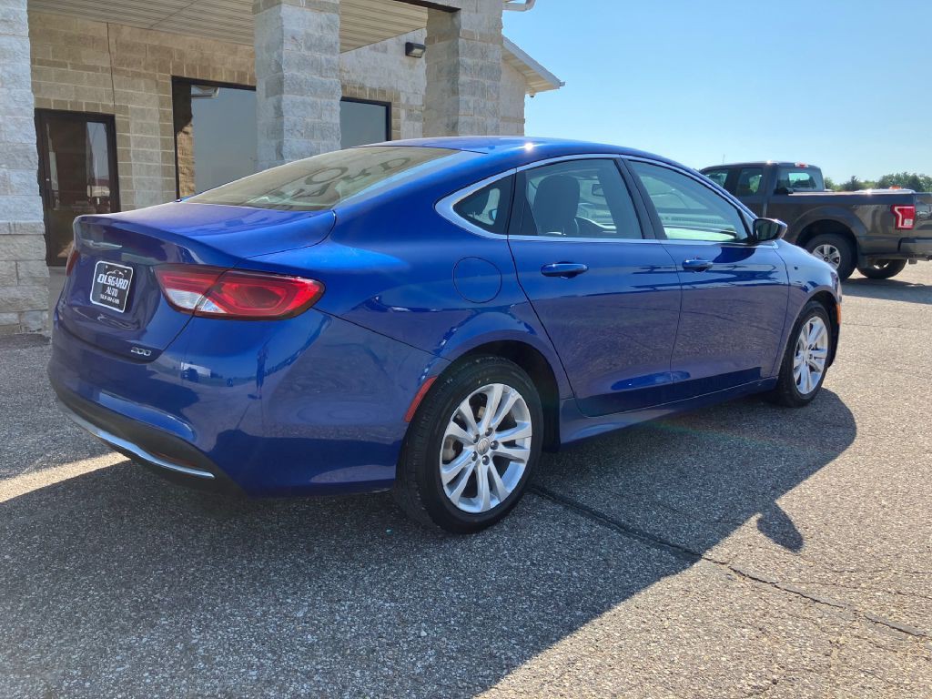 2015 Chrysler 200 Image 2