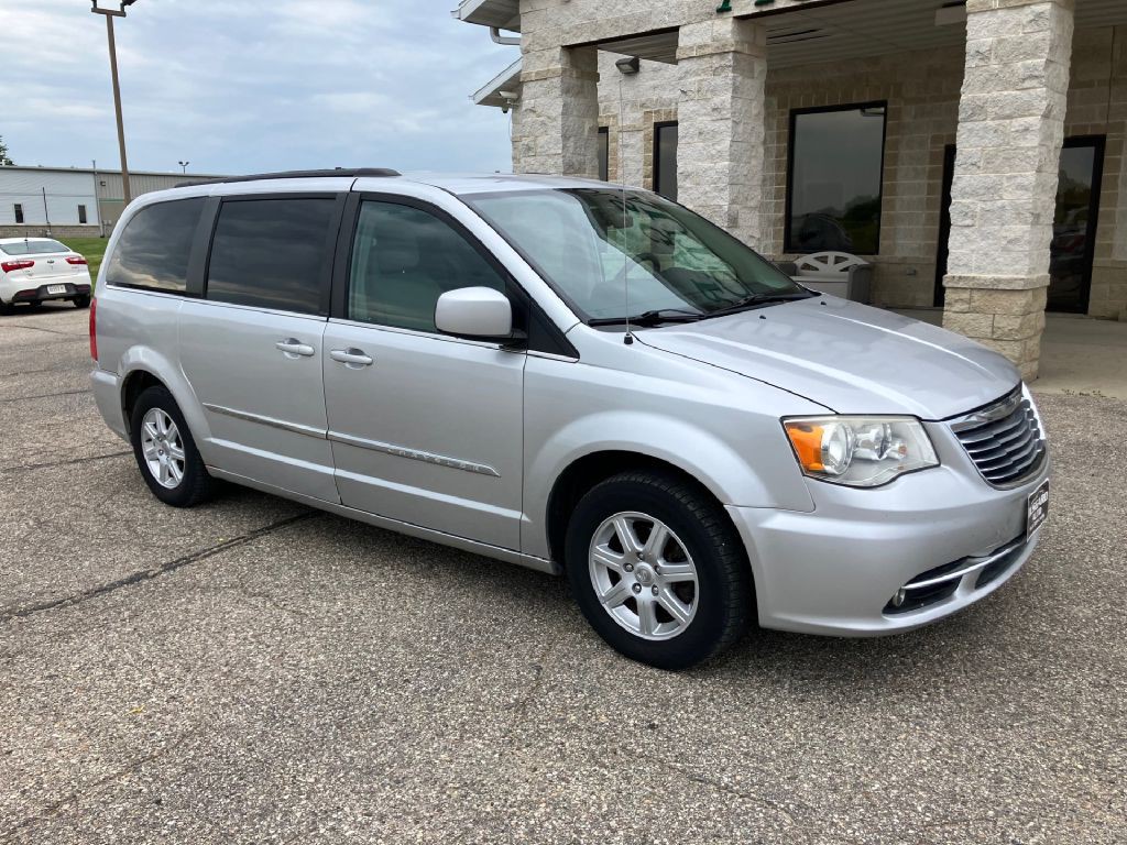2011 Chrysler Town & Country Image 1