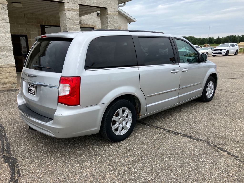 2011 Chrysler Town & Country Image 2