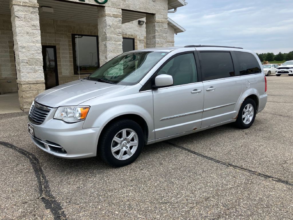 2011 Chrysler Town & Country Image 3