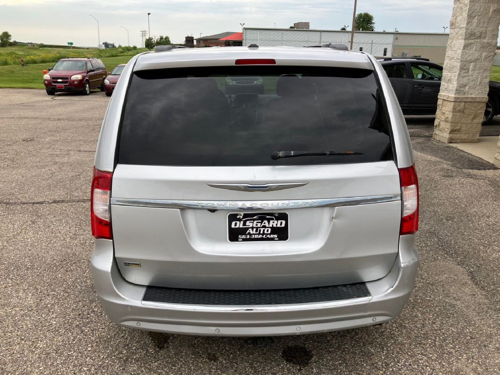 2011 Chrysler Town & Country Image 6