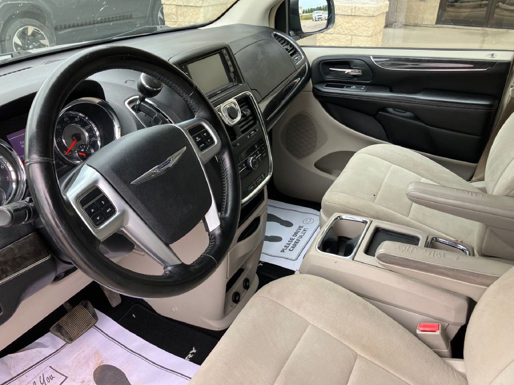 2011 Chrysler Town & Country Image 7