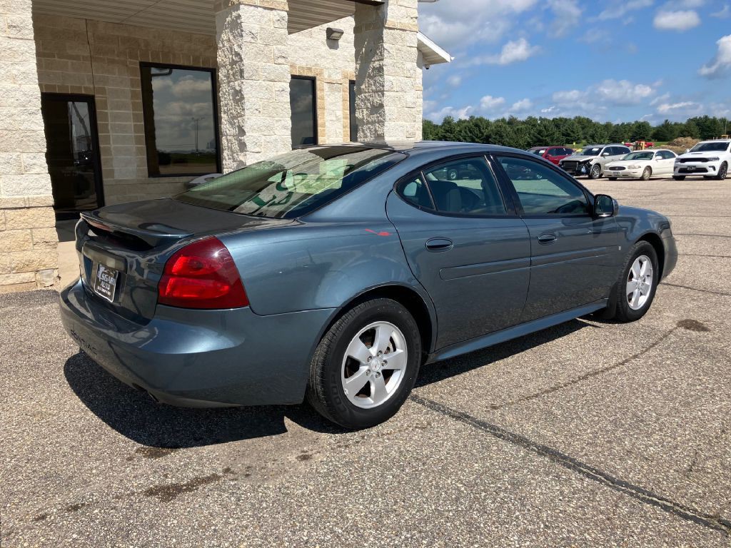 2006 Pontiac Grand Prix Image 2