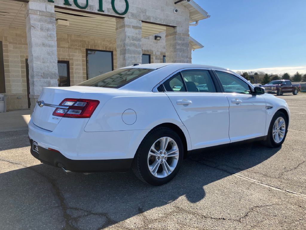 2015 Ford Taurus Image 2
