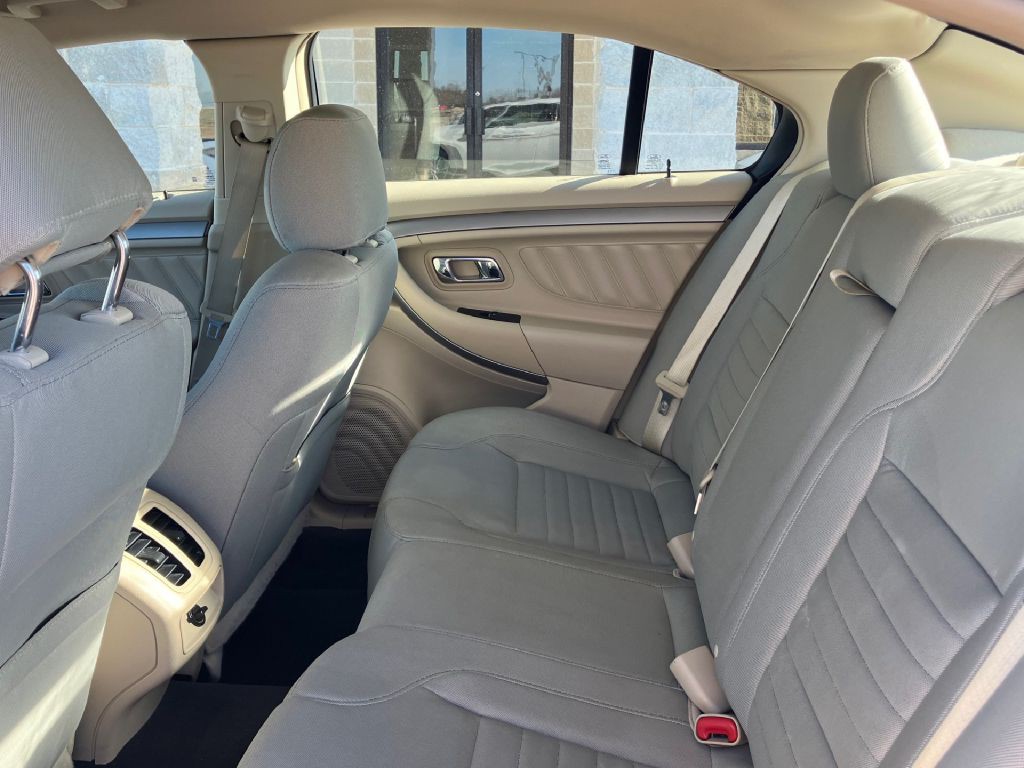 2015 Ford Taurus Image 8