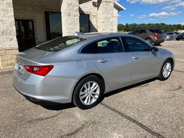 2017 Chevrolet Malibu Image 2