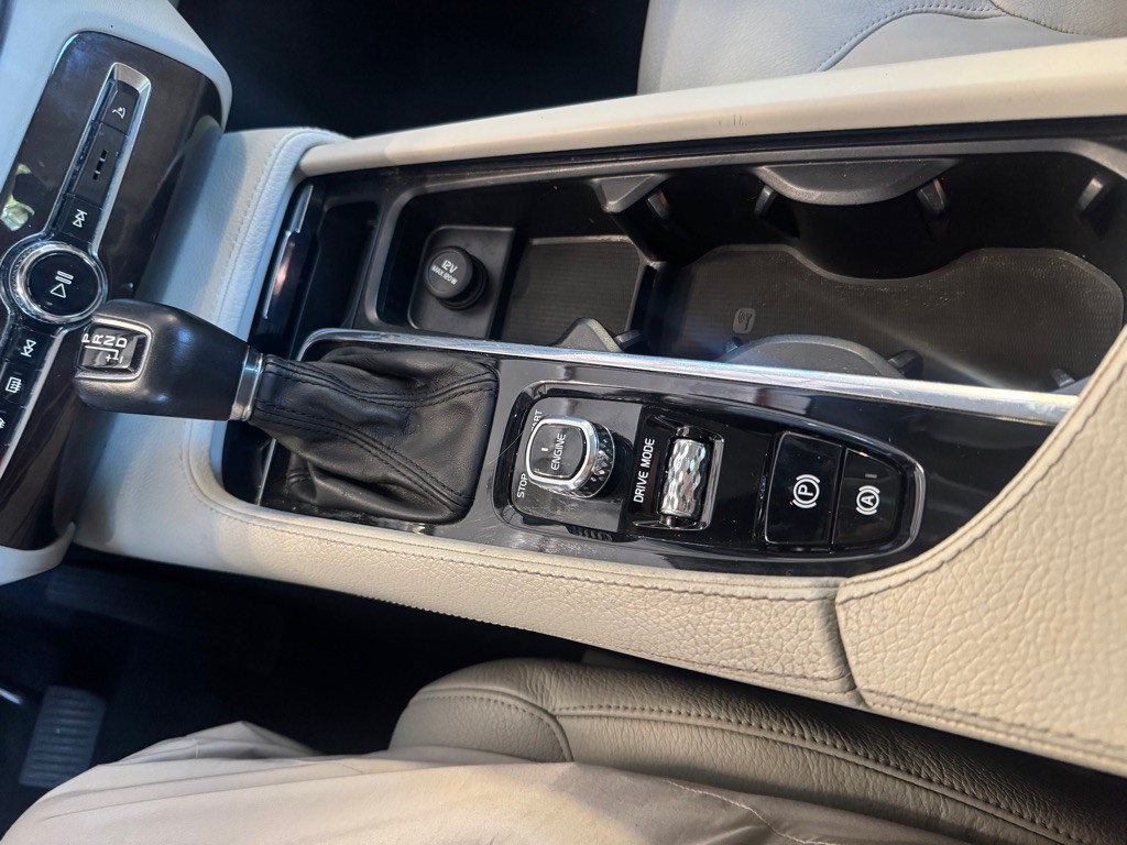 2016 Volvo XC90 Image 13