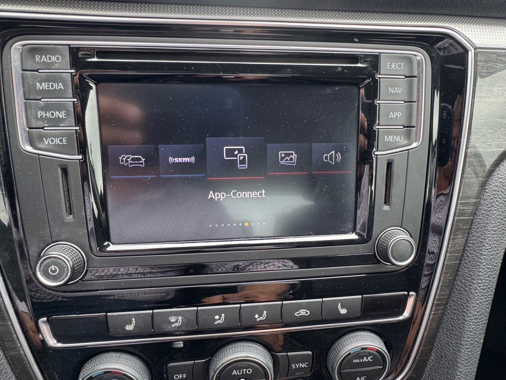 2018 Volkswagen Passat Image 16