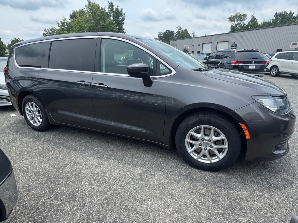 2017 Chrysler Pacifica Image 5
