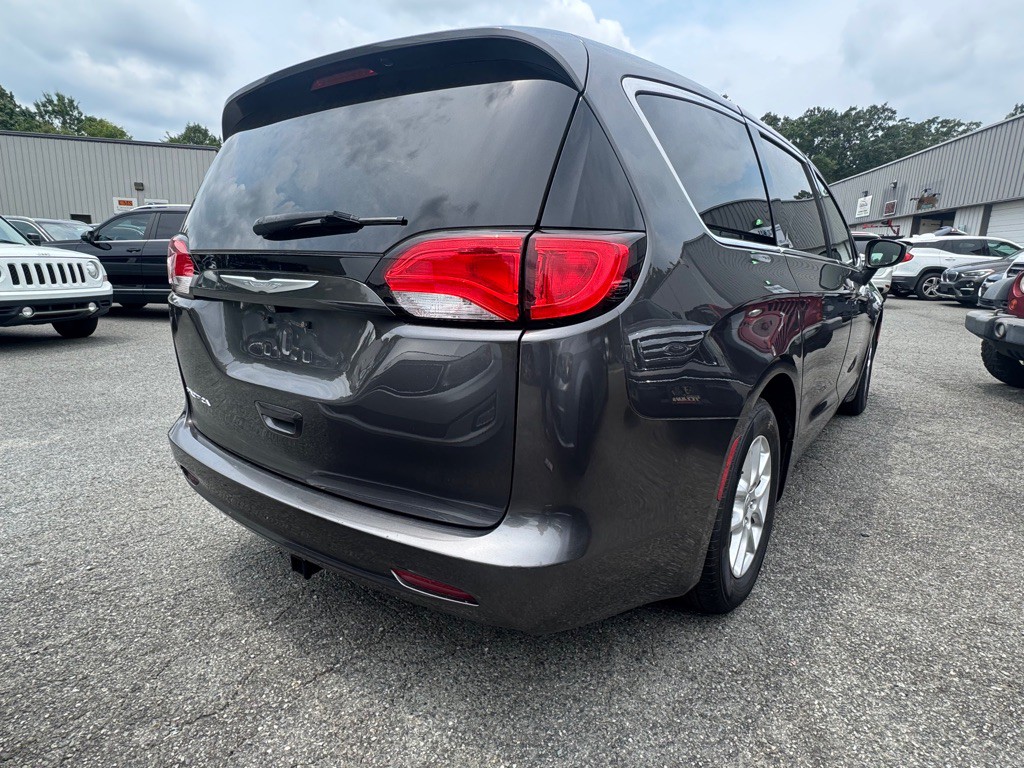 2017 Chrysler Pacifica Image 6