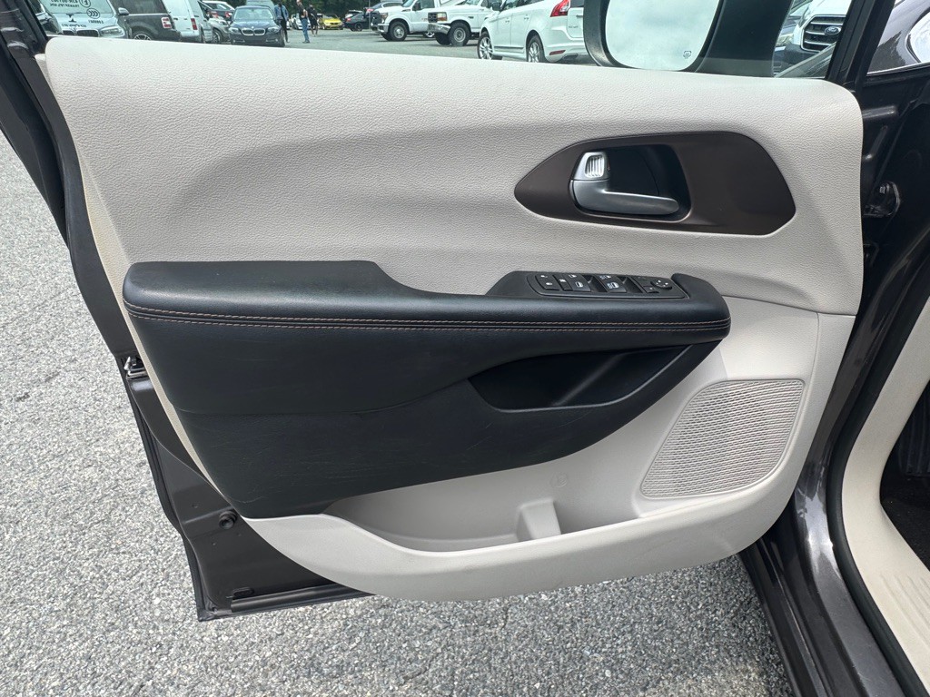 2017 Chrysler Pacifica Image 8
