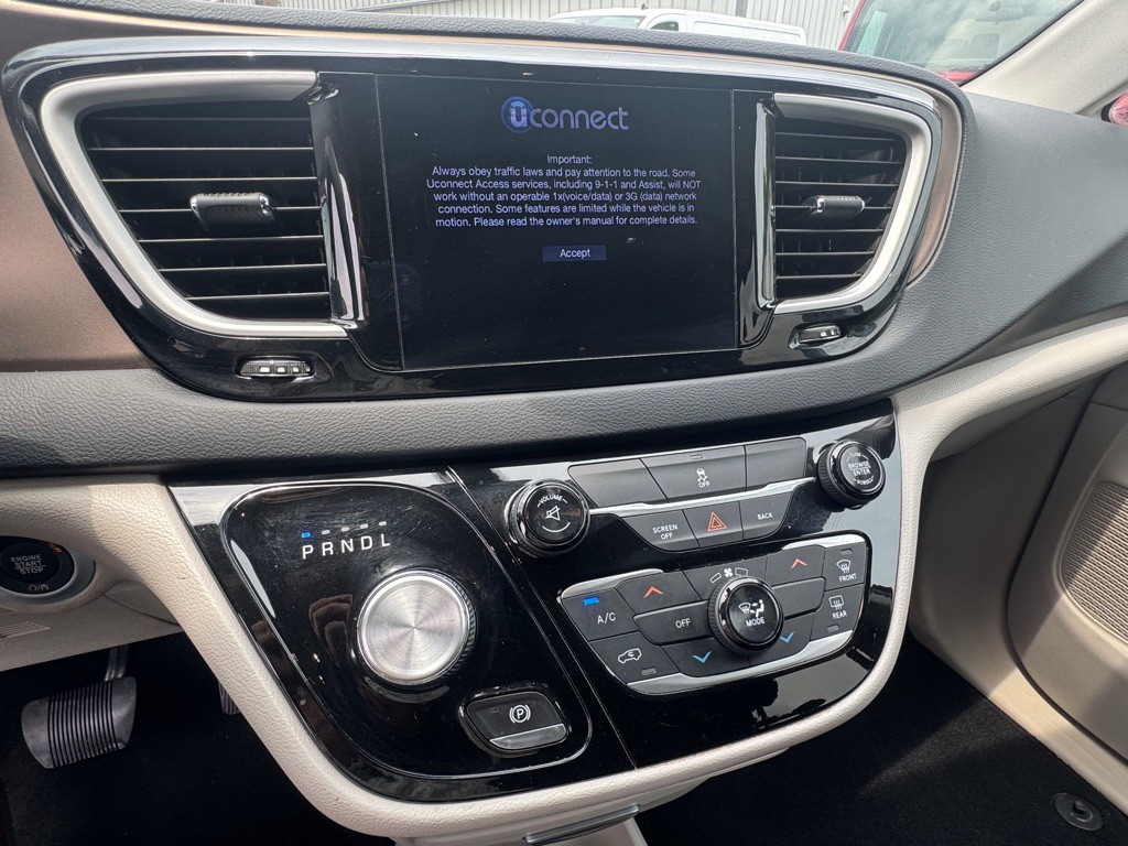 2017 Chrysler Pacifica Image 9