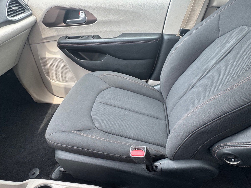 2017 Chrysler Pacifica Image 11