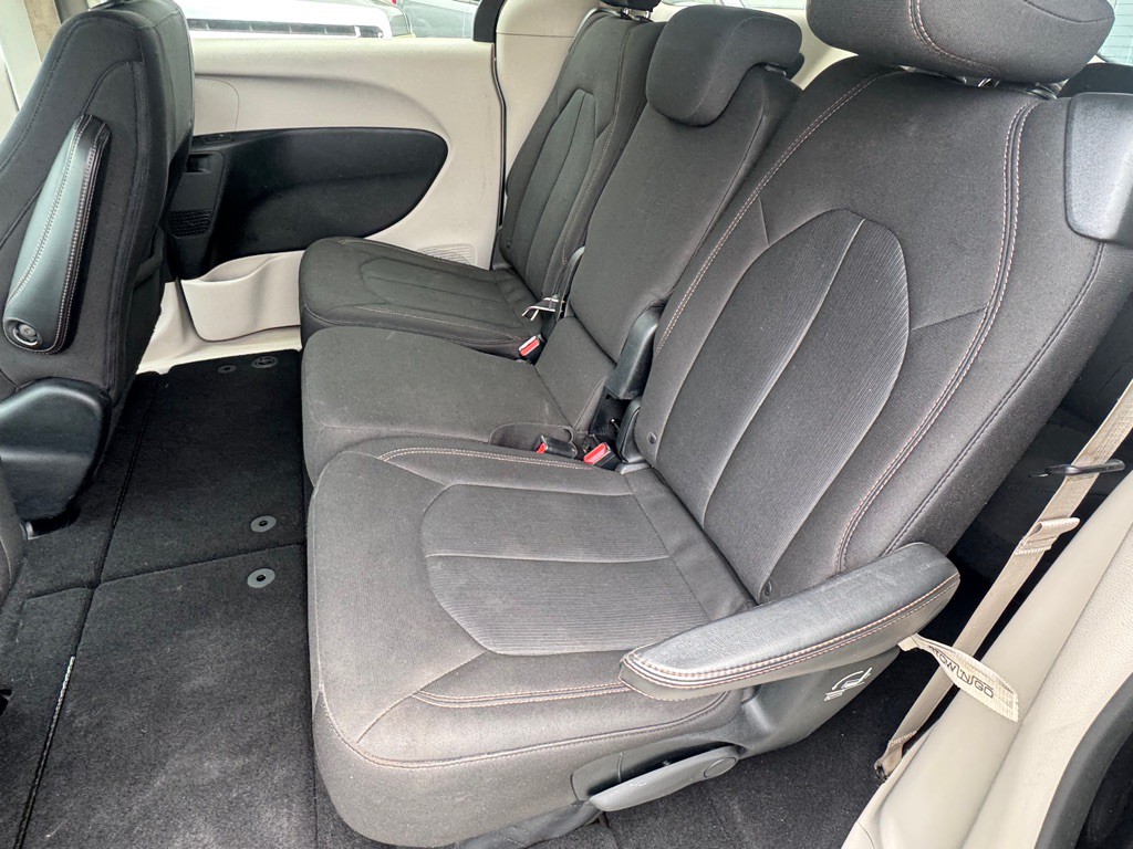 2017 Chrysler Pacifica Image 12