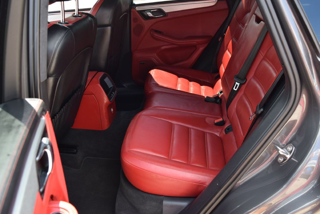 2015 Porsche Macan Image 18