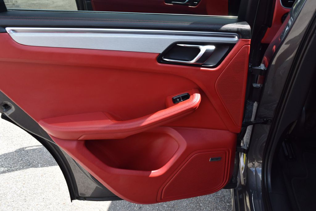 2015 Porsche Macan Image 19