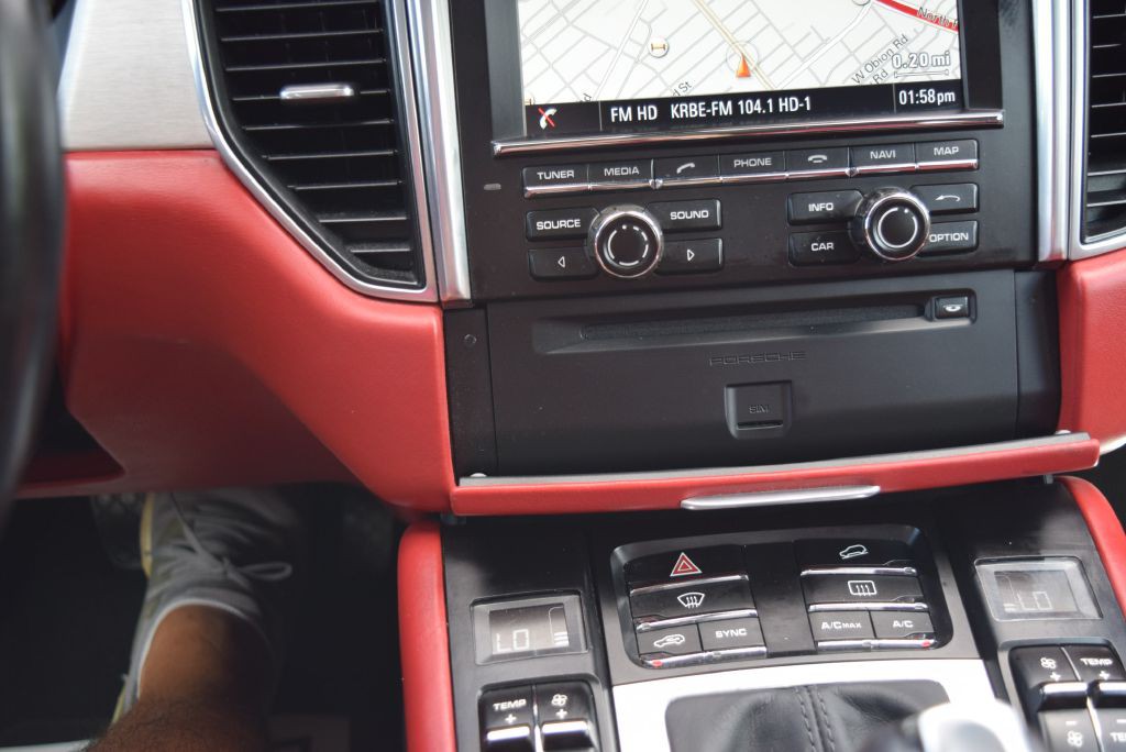 2015 Porsche Macan Image 50