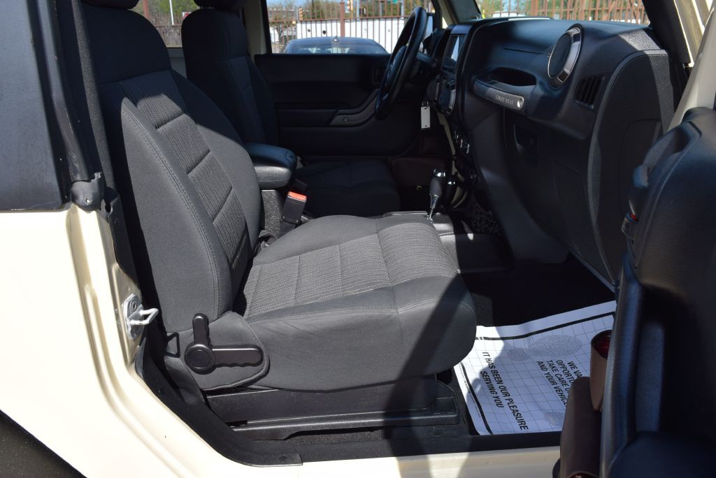 2012 Jeep Wrangler Image 24