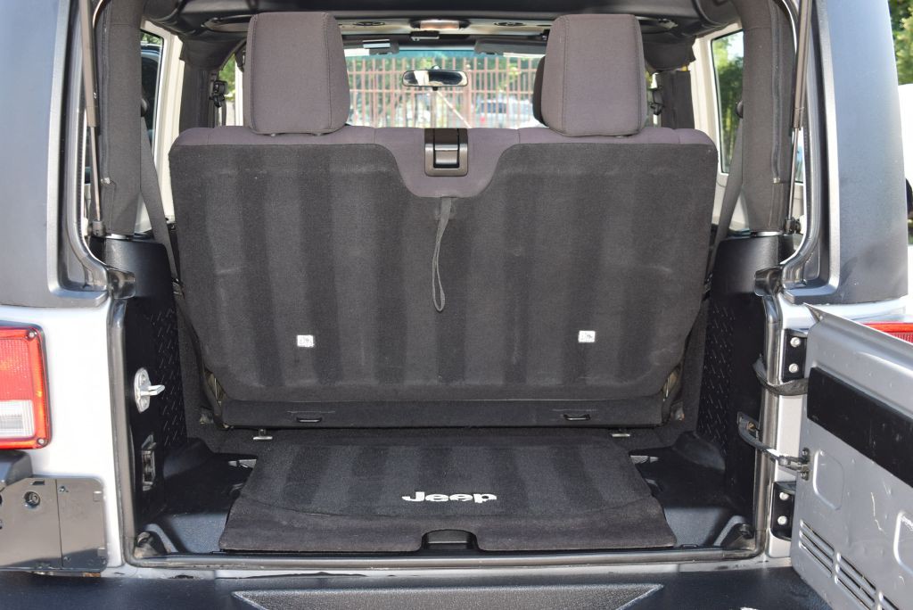 2013 Jeep Wrangler Image 18