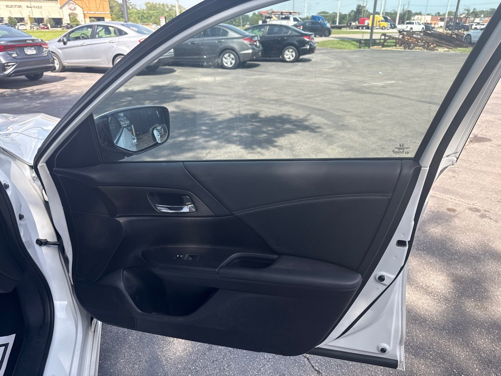 2017 Honda Accord Image 17