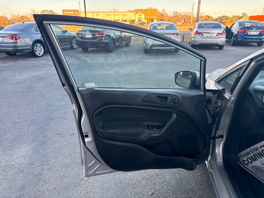 2018 Ford Fiesta Image 9