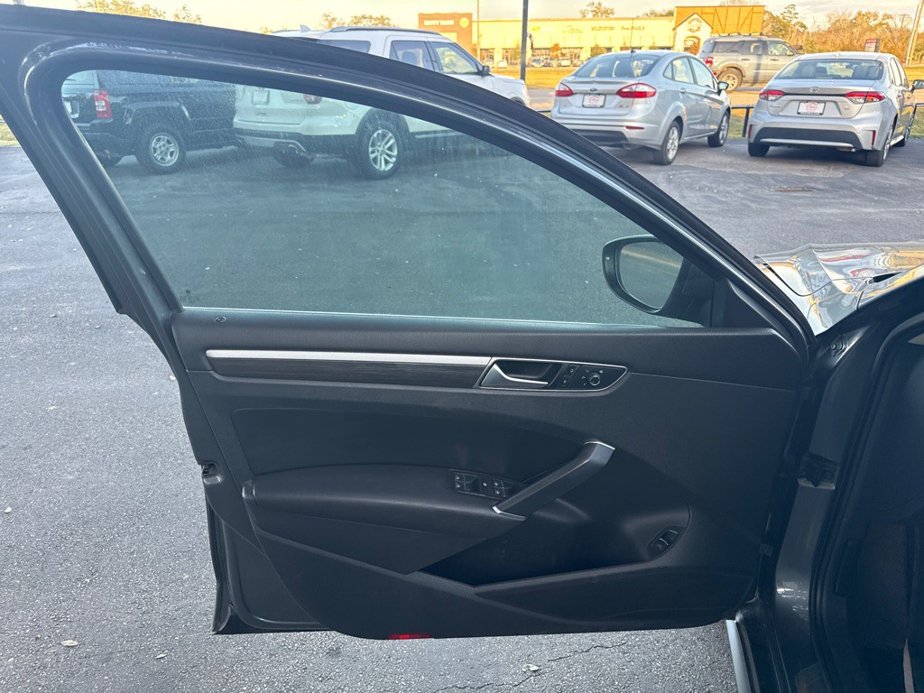 2017 Volkswagen Passat Image 9