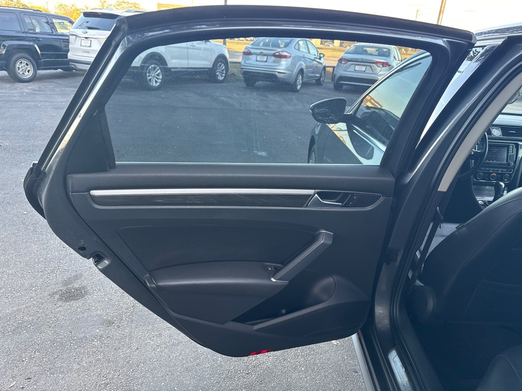 2017 Volkswagen Passat Image 14