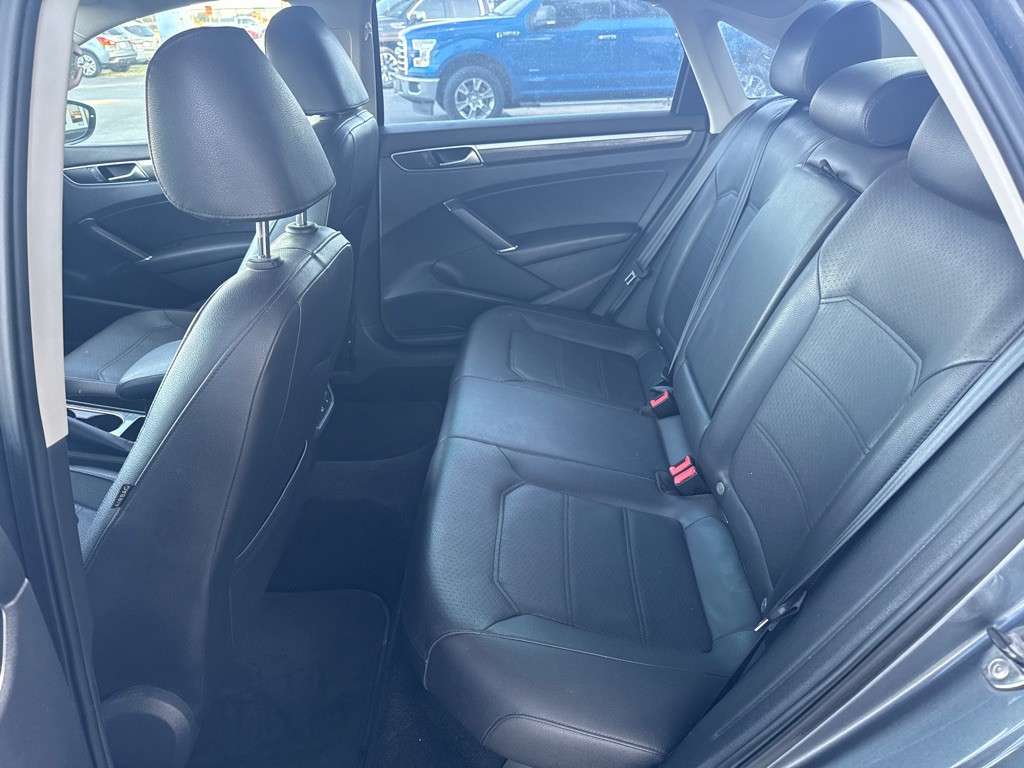 2017 Volkswagen Passat Image 15