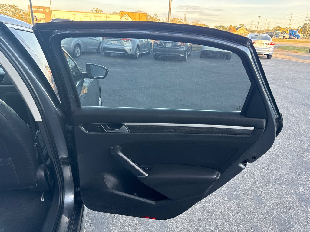 2017 Volkswagen Passat Image 17