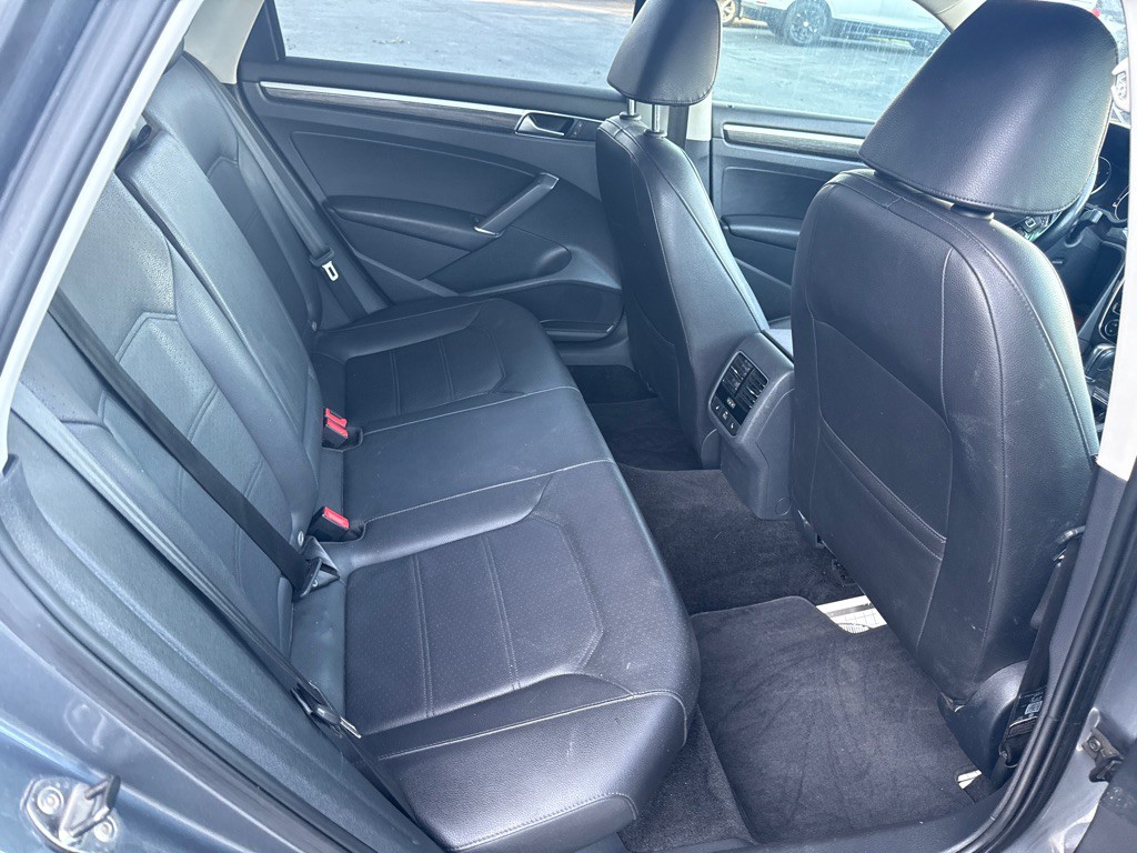 2017 Volkswagen Passat Image 18