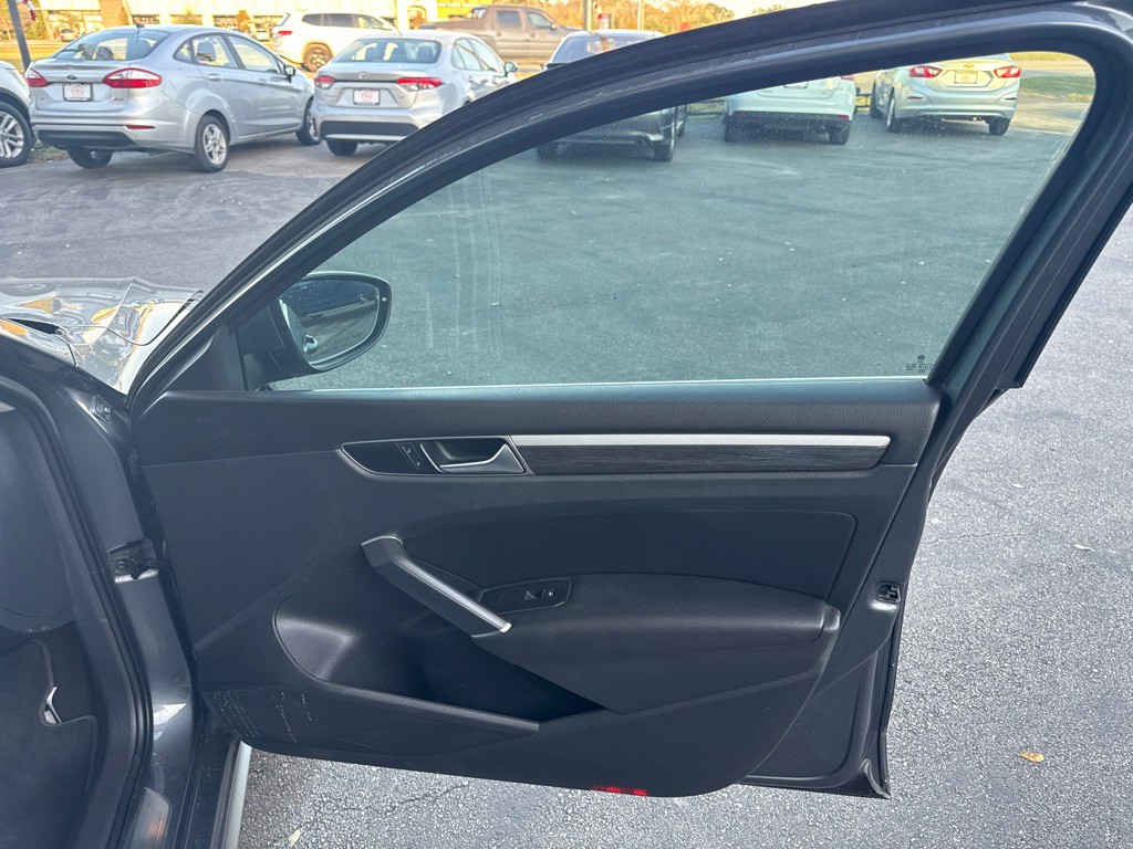 2017 Volkswagen Passat Image 19