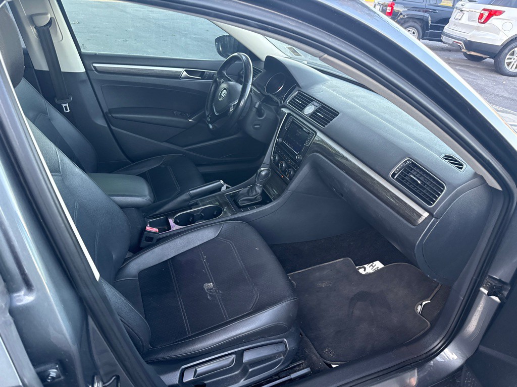 2017 Volkswagen Passat Image 20